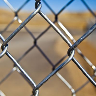 Le maillon de chaîne à chaînes de manteau de Link/PVC, PVC a enduit Diamond Fence, ferme et le champ a galvanisé le fil d'acier clôturant la ferme de produits