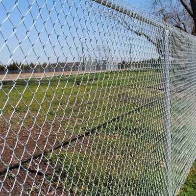 La barrière galvanisée de maillon de chaîne, immersion chaude a galvanisé le maillon de chaîne de 6ft clôturant le dessus avec le barbelé