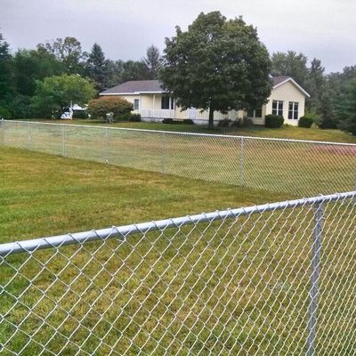 La barrière galvanisée de maillon de chaîne, immersion chaude a galvanisé le maillon de chaîne de 6ft clôturant le dessus avec le barbelé